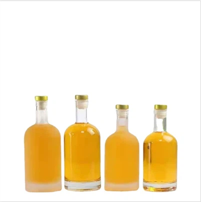 Vysoká Bílá Vodka Skleněná Láhev S Korkem