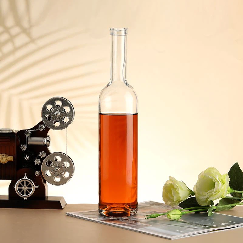 700 ml vodky ve skleněné láhvi